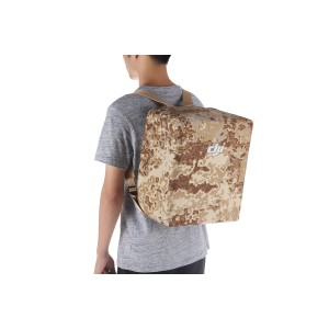 Cómo se ve la mochila DJI Phantom 4 Series con camuflaje militar marrón en la espalda de una persona