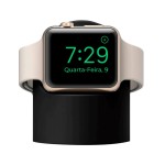 Soporte para Cargador Apple Watch con el Apple Watch en modo reloj.